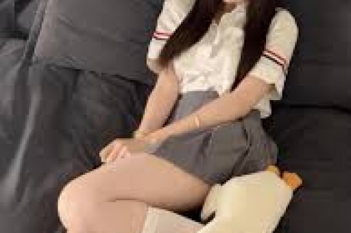 韩国女星Jennie耍大牌事件后《时代》红毯争艳直角肩再成亮点